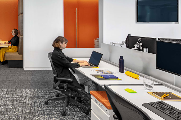 Linear desks can be placed in any environment, retaining uniformity and functionality even in multi-functional spaces.